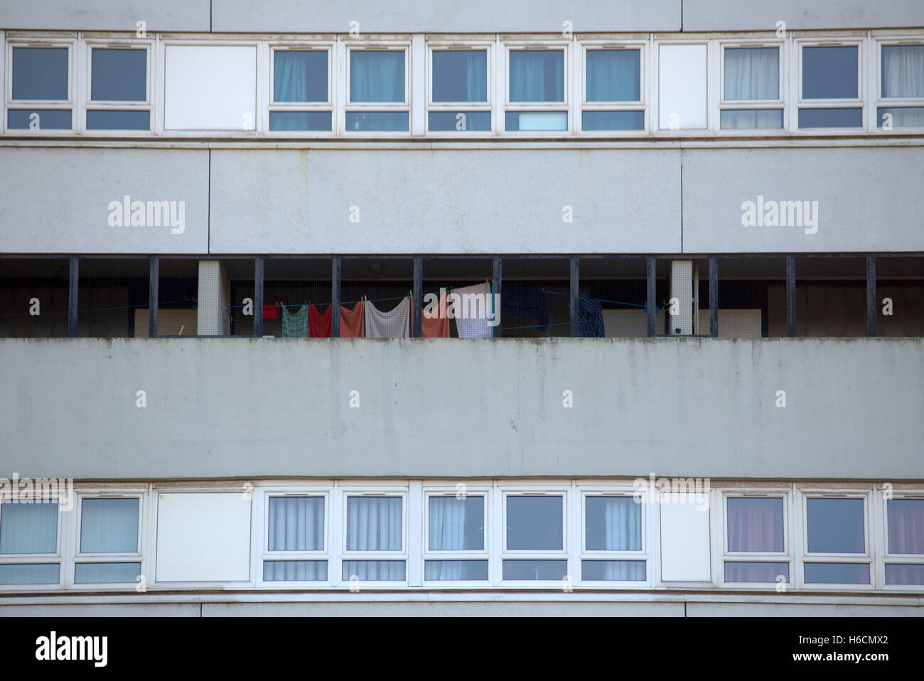 Lave-linge séchant sur le balcon d'un bâtiment brutaliste en béton Banque D'Images