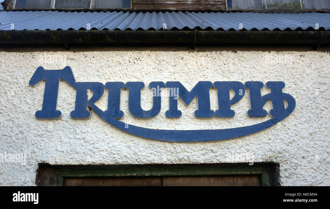 Triumph moto symbole sur mur en bleu Banque D'Images