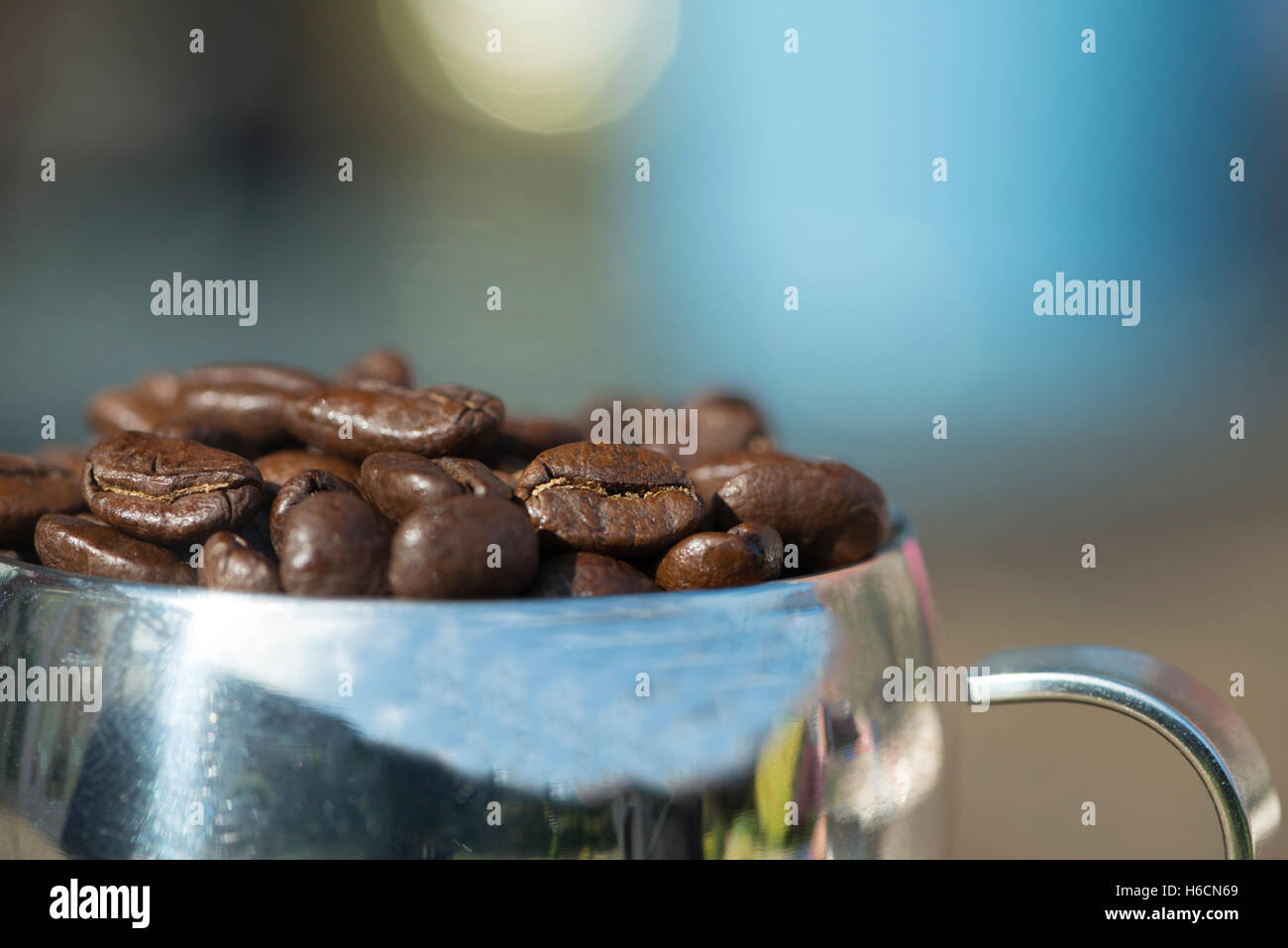 Gros plan de café torréfié s'échappant de l'acier inoxydable espresso cup Banque D'Images