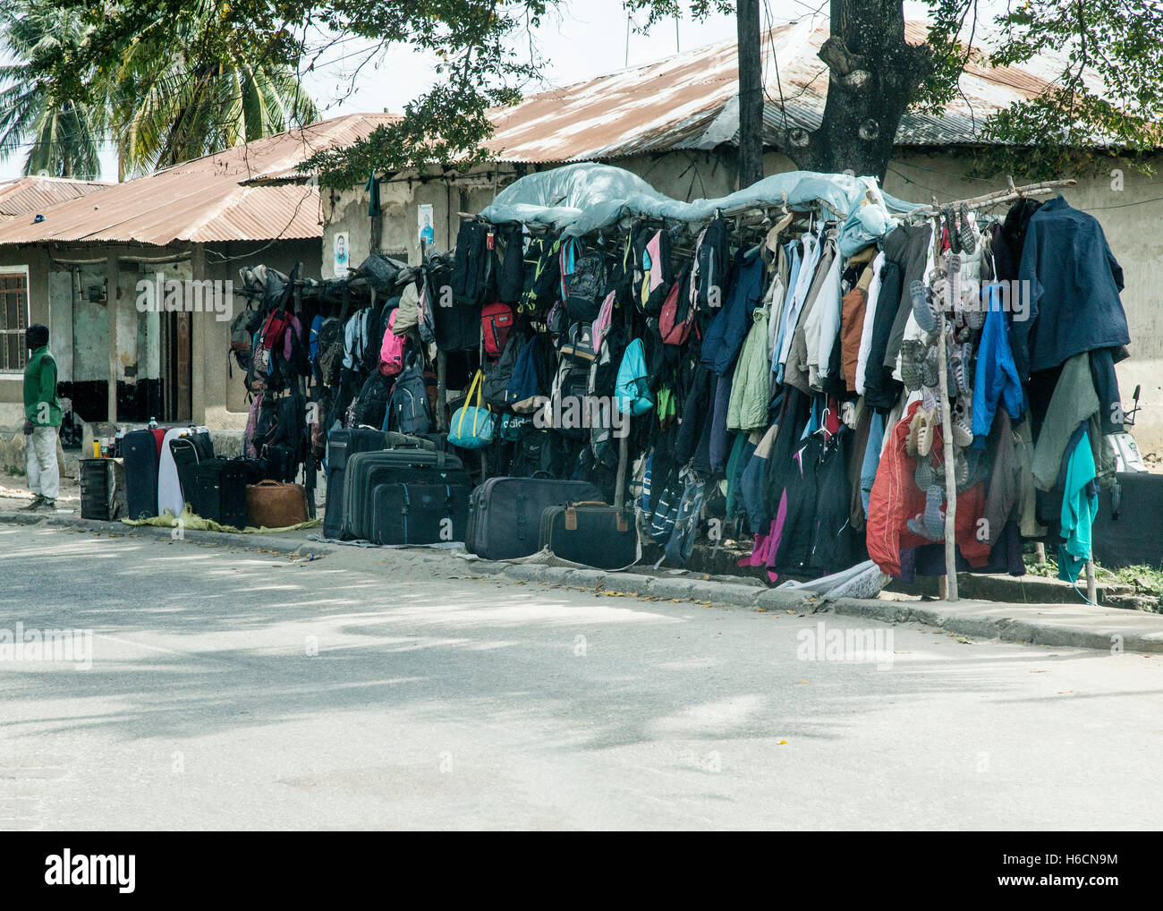 Un étal de vendre une assurance et vestes imperméables sur l'île de Zanzibar, Tanzanie Banque D'Images