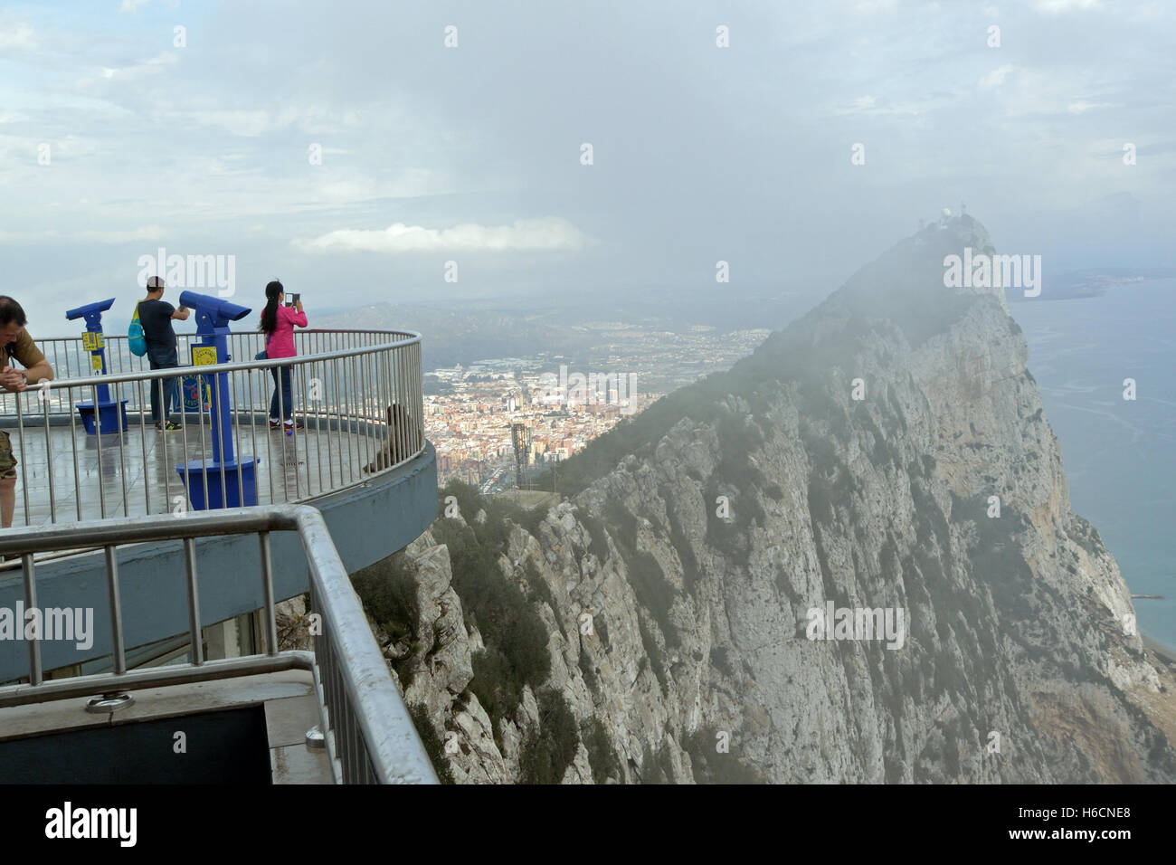 Les touristes d'admirer la vue depuis le haut de la station du téléphérique sur le rocher de Gibraltar Banque D'Images