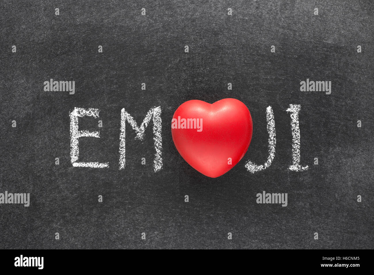 Mot emoji rédigé à la main sur tableau avec symbole coeur au lieu d'O Banque D'Images