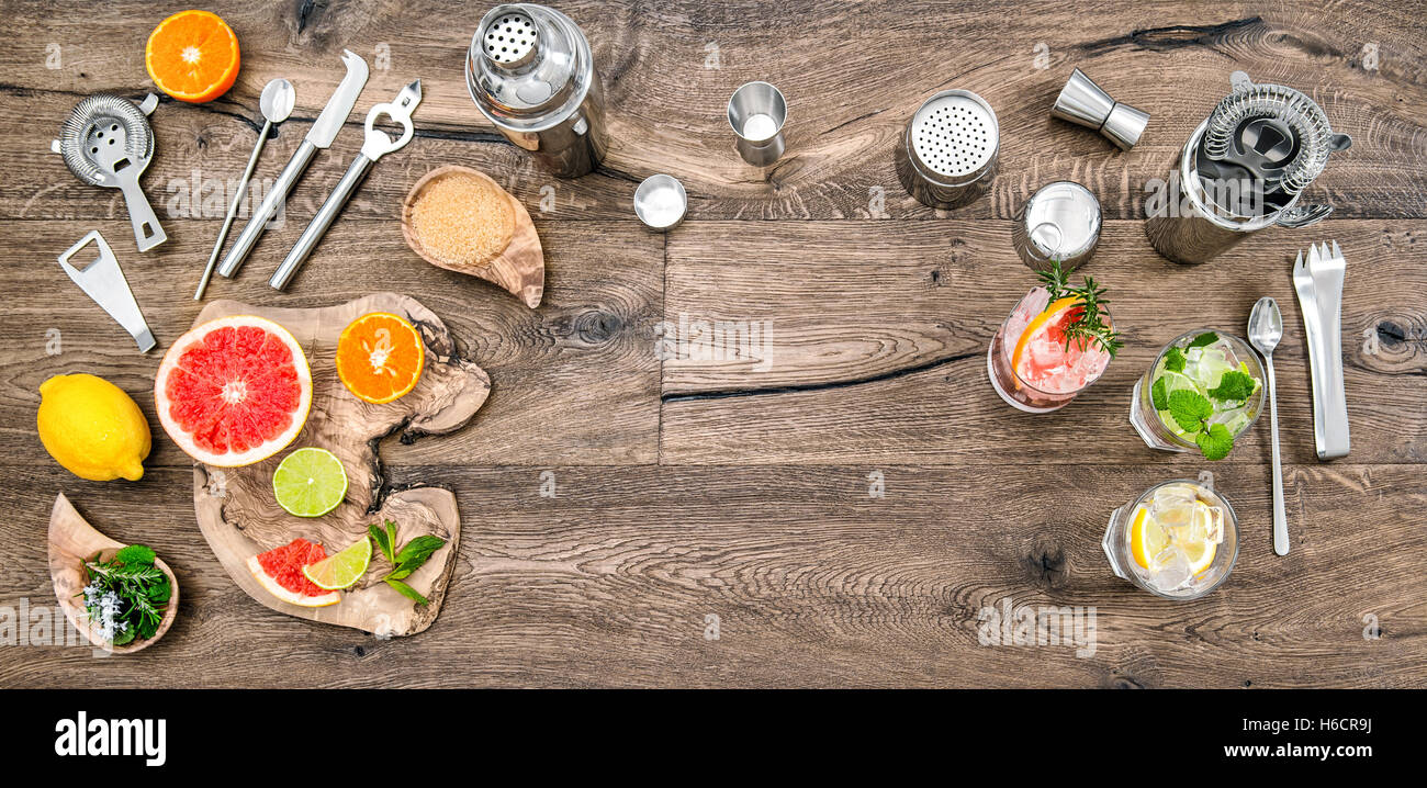 Les boissons aux fruits avec de la glace. Bar à cocktails, des outils shaker, verres. Mojito, Campari, aperol. Télévision lay.vue d'en haut Banque D'Images