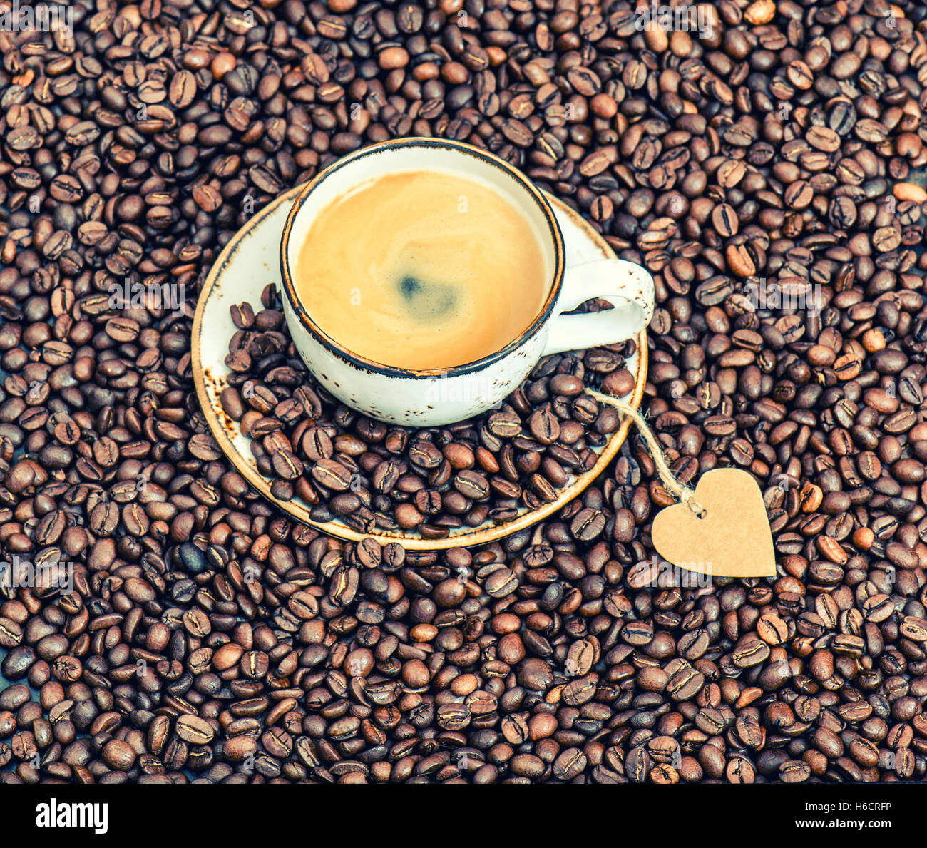 Tasse de café avec le papier coeur. Concept d'amour. Tons style vintage photo Banque D'Images