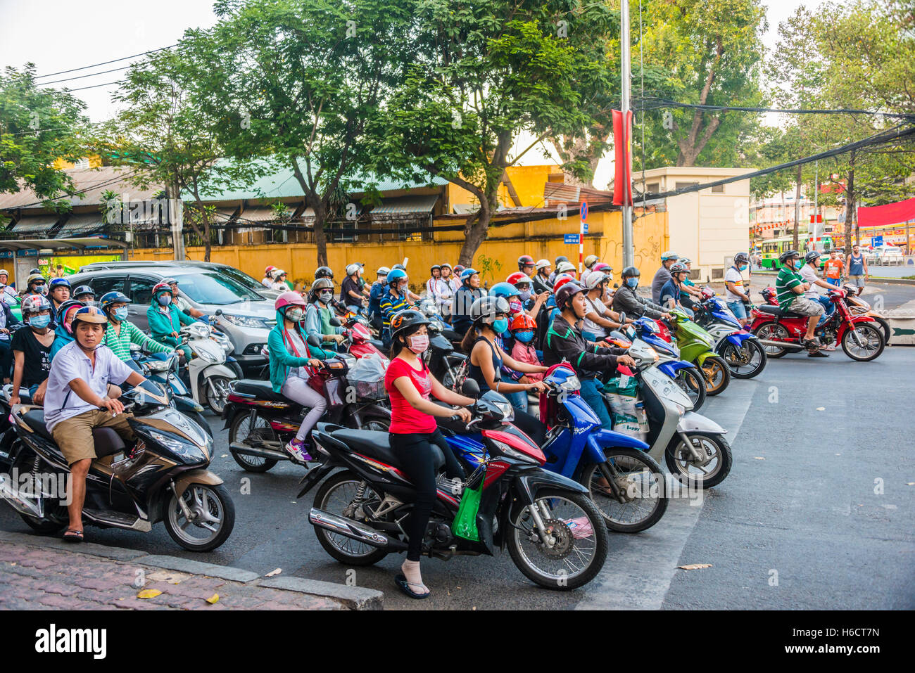Foule de scooter riders en attente au feu de circulation, Ho Chi Minh City, Vietnam Banque D'Images