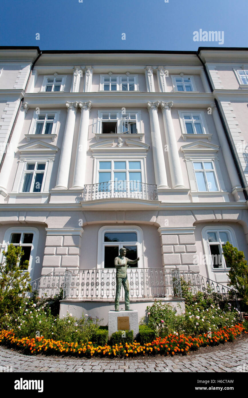 Statue de Herbert von Karajan en face de la maison de ses parents sur Elisabethkai, Salzburg, Autriche, Europe Banque D'Images