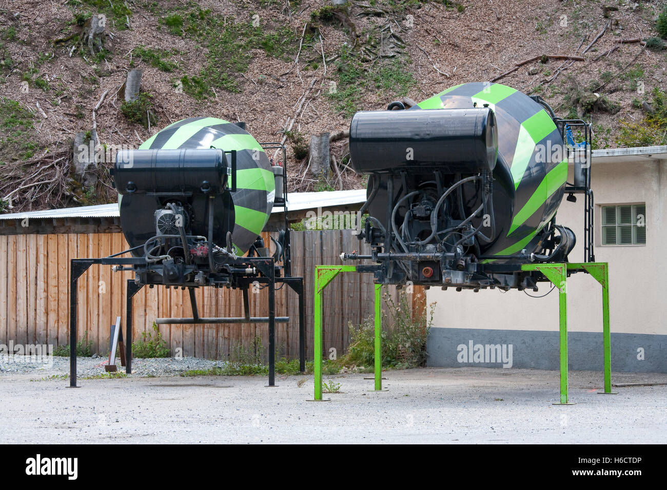 Camion deux bétonnières sur pilotis, ressemblant à de grands insectes, Grisons, Suisse, Europe Banque D'Images