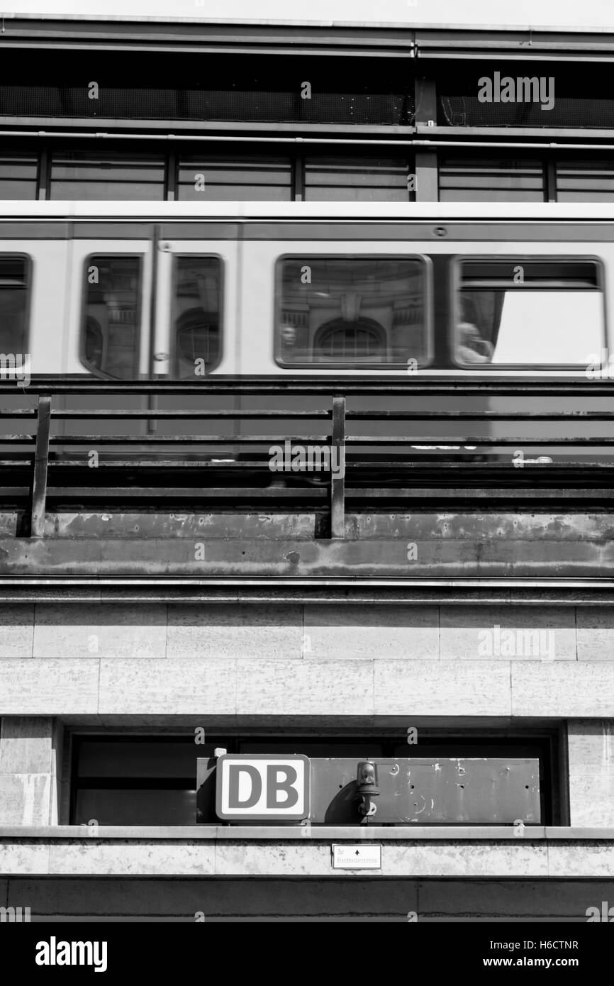 S-bahn train arrivant à la gare de Berlin. Banque D'Images