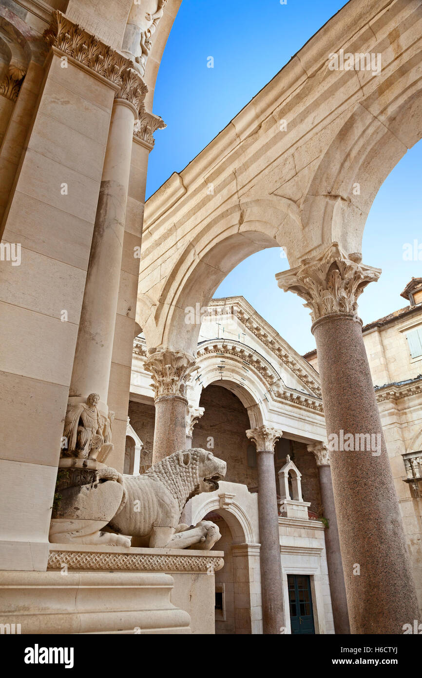 À l'intérieur de l'époque romaine le palais de Dioclétien, Split, Croatie. La monumentale cour appelée le péristyle, edge détail lion en pierre Banque D'Images