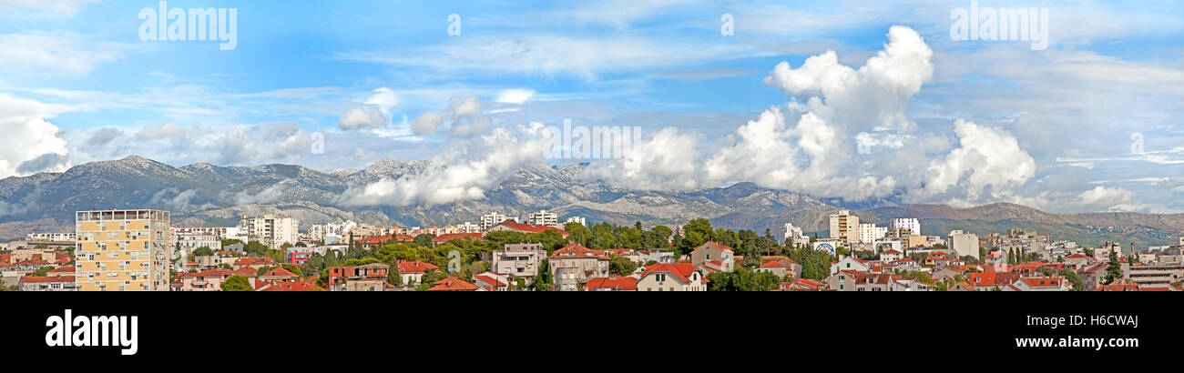 Split, Croatie, vue vers l'Est, les montagnes Mosor Banque D'Images