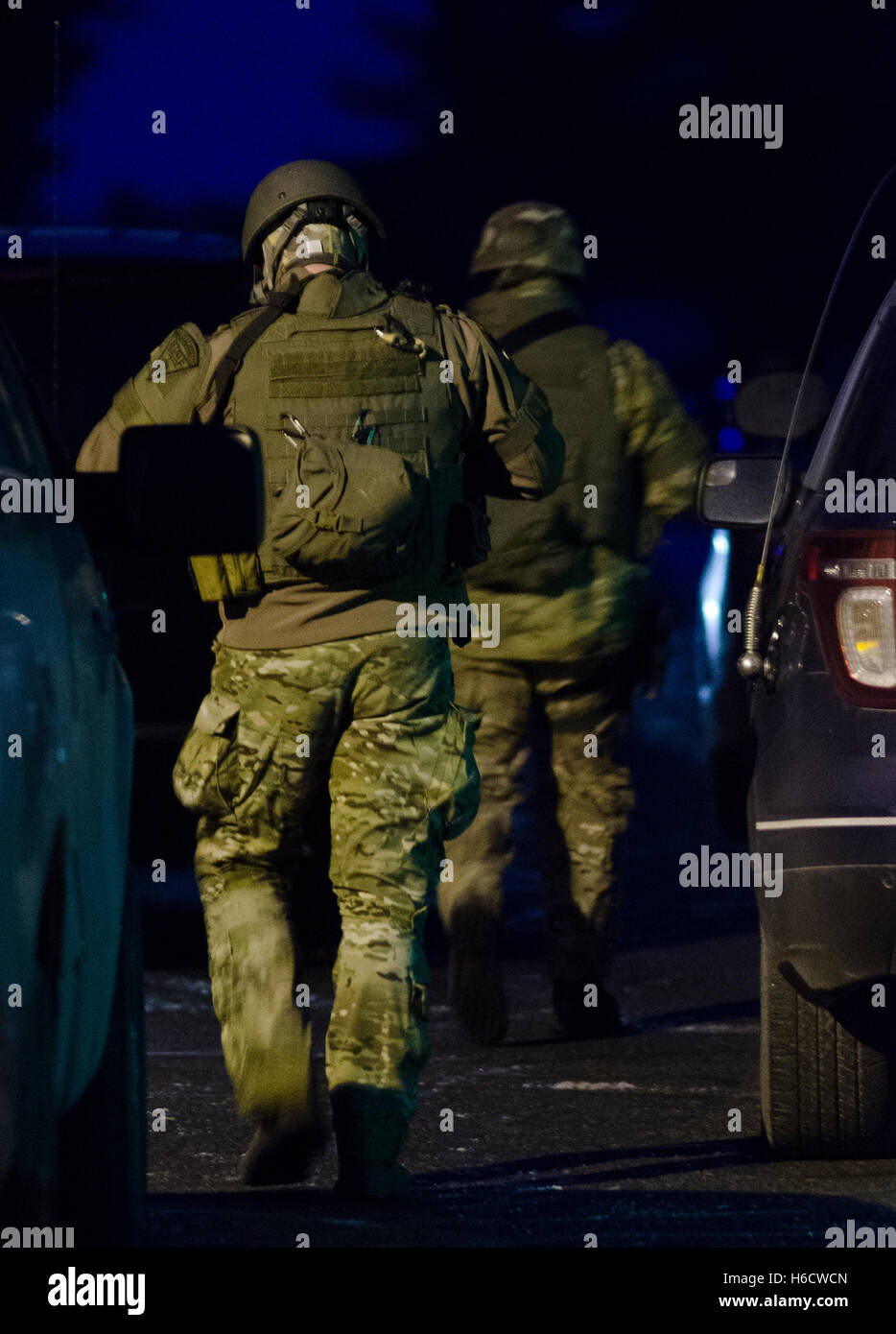 Deux membres de la police de l'État du Massachusetts s'approche d'un équipe STOP standoff dans Hubbardston, Massachusetts, États-Unis Banque D'Images