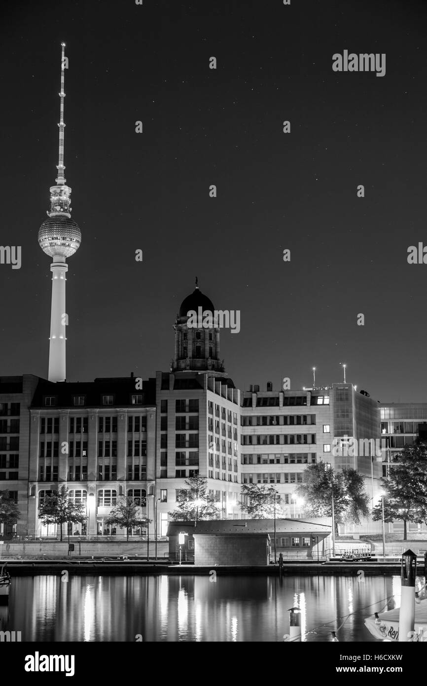 Vue d'un fleuve à Berlin la nuit, avec la fameuse Fernsehturm tour radio en arrière-plan. Banque D'Images