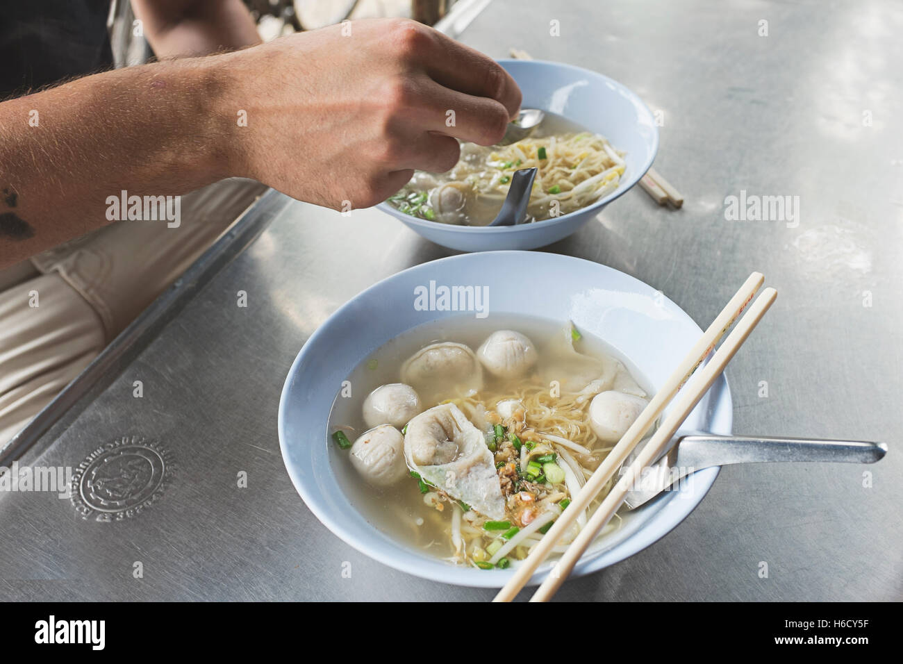 La consommation de poisson thaï traditionnel tourisme ball soupe. Banque D'Images