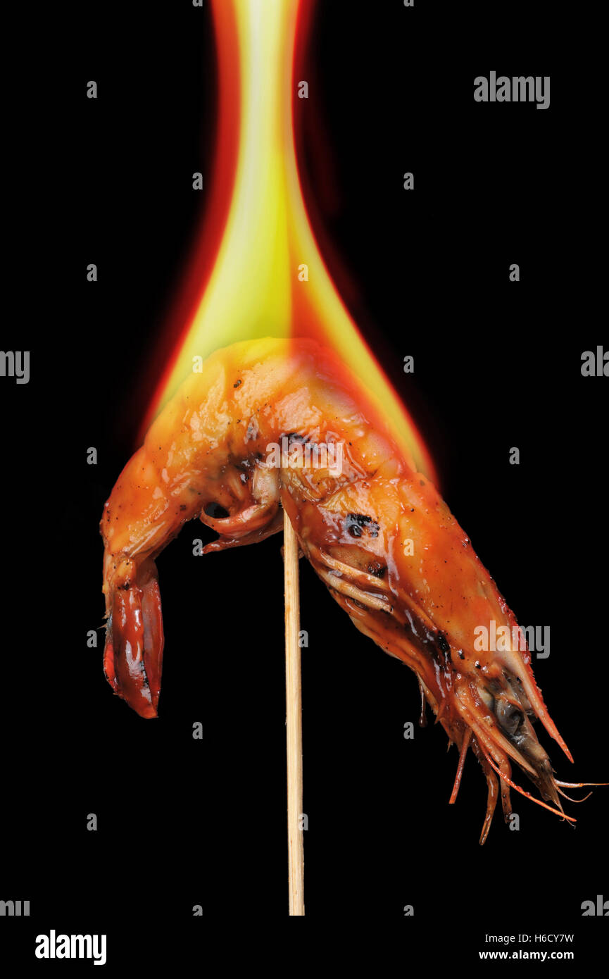 Crevettes sur un bâton à feu chaud. Banque D'Images