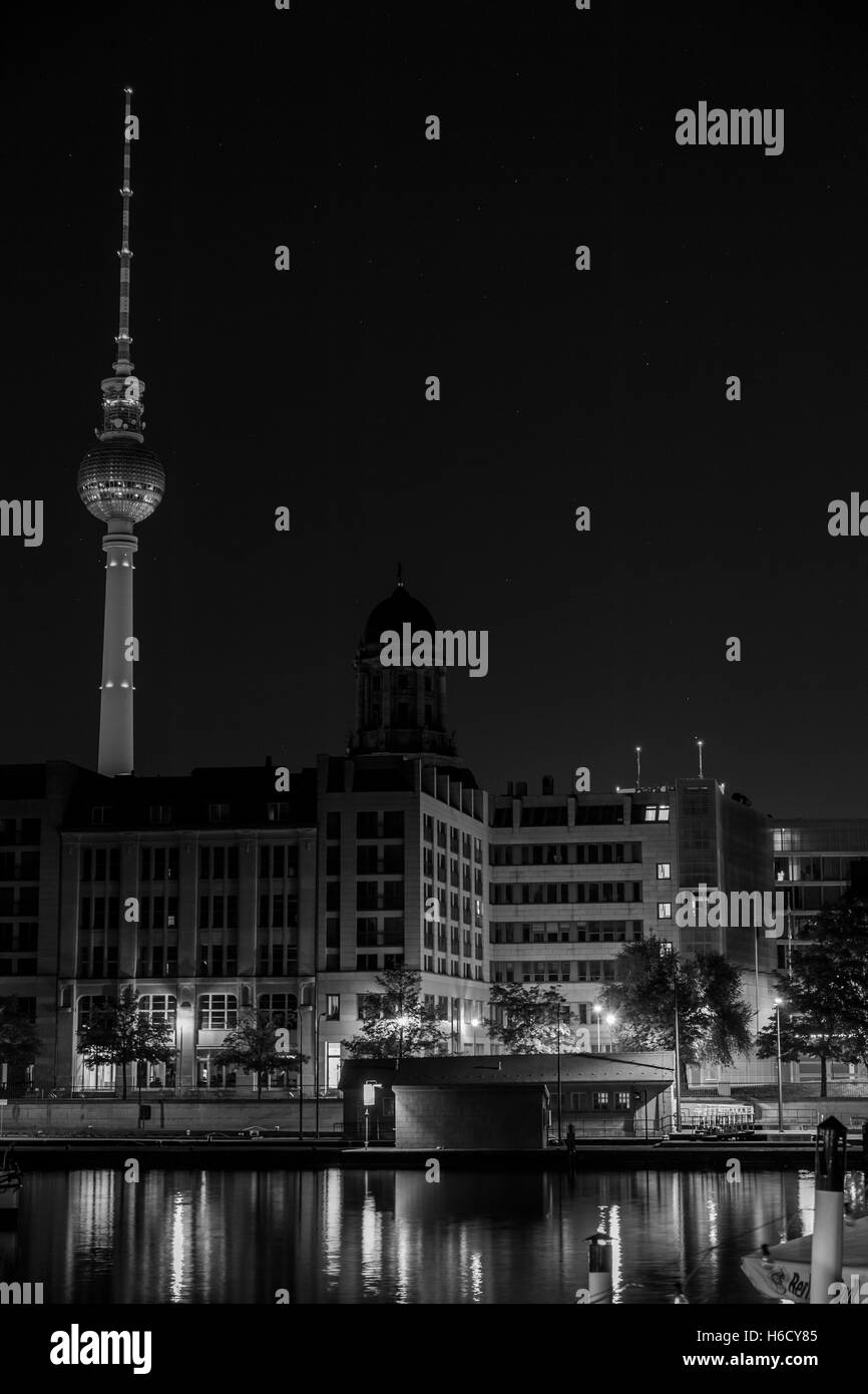 Vue d'un fleuve à Berlin la nuit, avec la fameuse Fernsehturm tour radio en arrière-plan. Banque D'Images