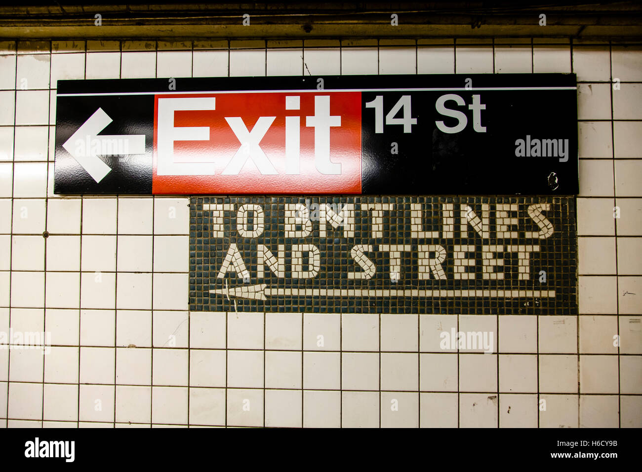 Inscrivez-vous dans une station de métro de New-York qui marque la 14e rue. sortie. Banque D'Images