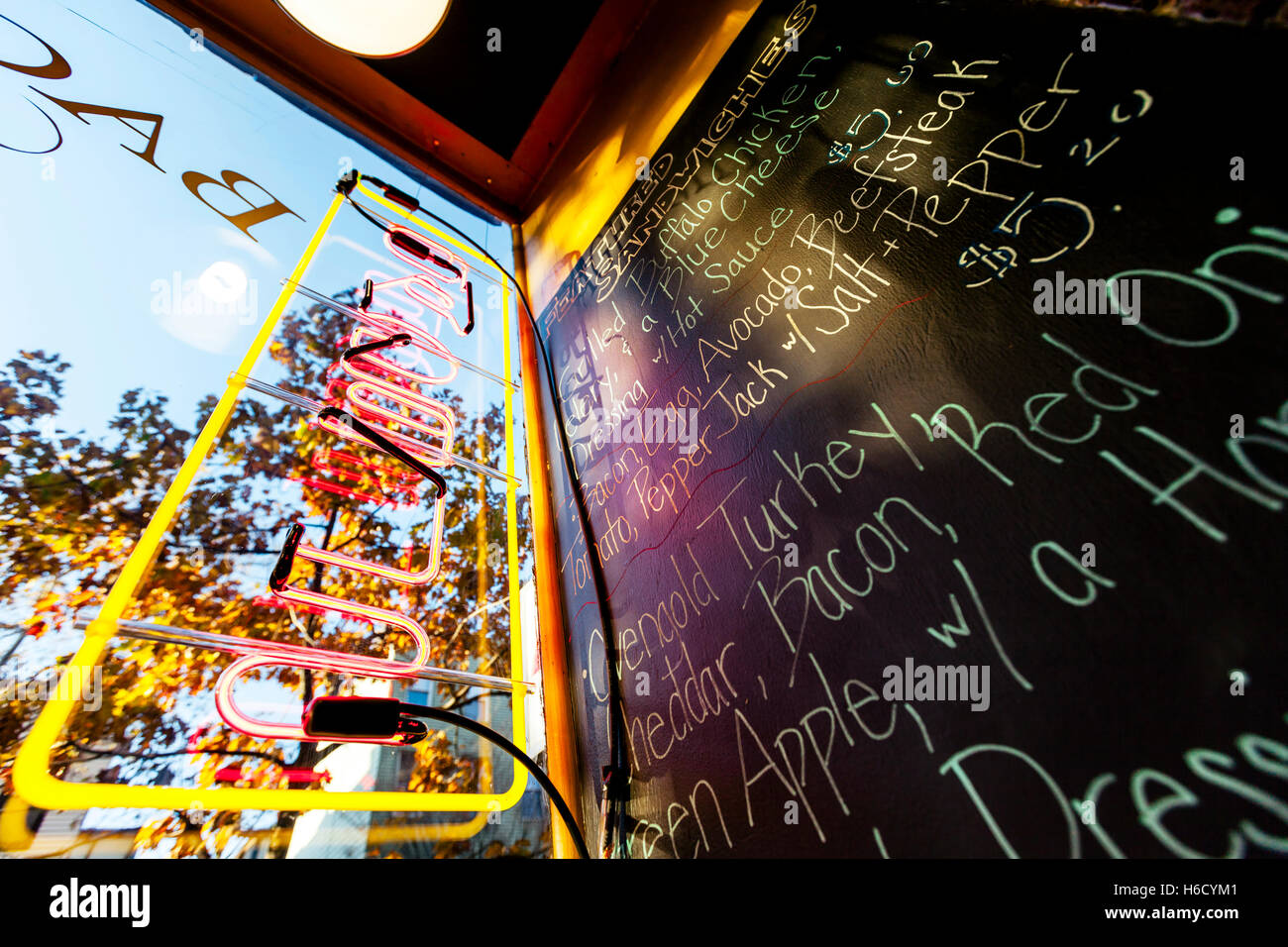 Vue grand angle d'un menu à la main sur un tableau noir dans un café. Banque D'Images