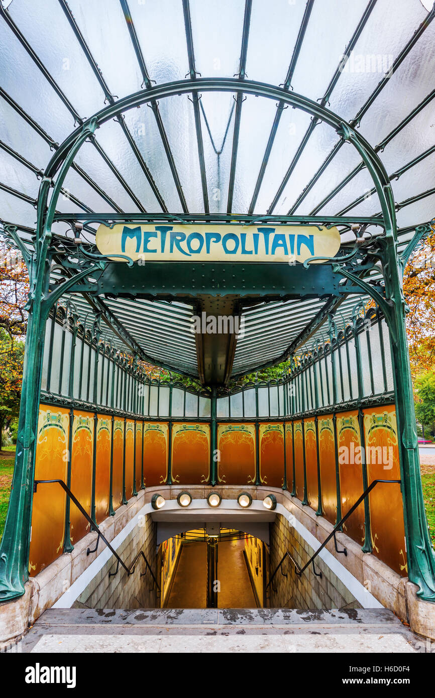 L'entrée historique du métro de Paris, France Photo Stock - Alamy