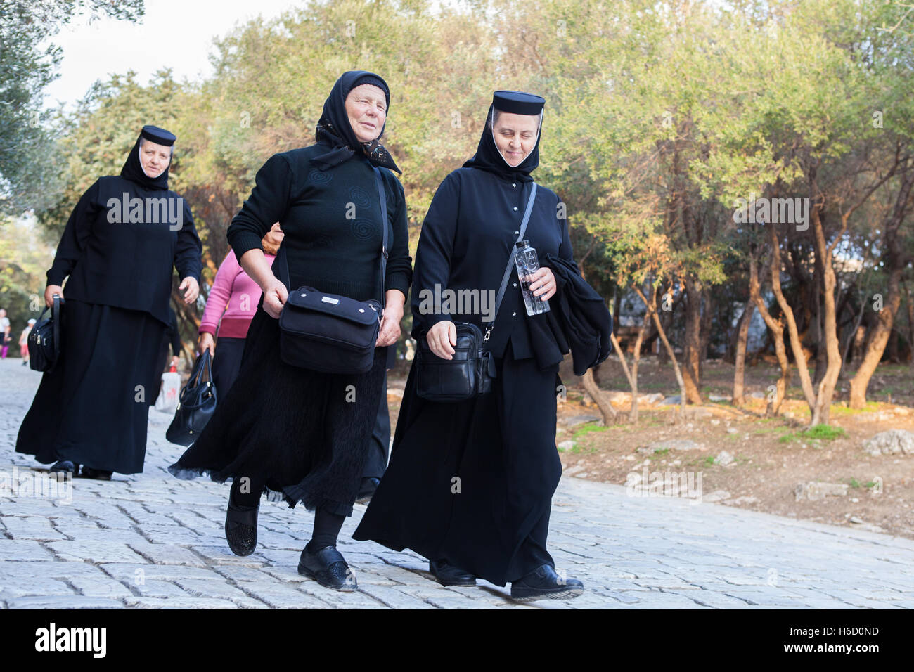 Un groupe de nonnes orthodoxes grecs marcher à Athènes Banque D'Images