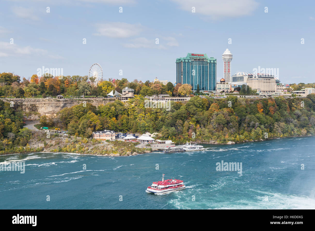 Le district de Clifton Hill Niagara Falls (Ontario), vue de l'île Goat à Niagara Falls, New York au cours de l'automne. Banque D'Images