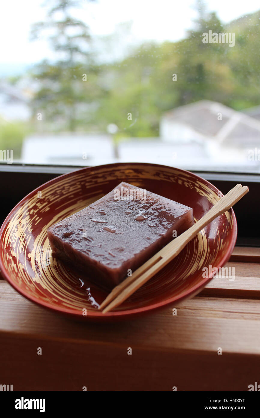 Mizu Yokan wagashi japonais un dessert de jelly bean rouge en Japonais