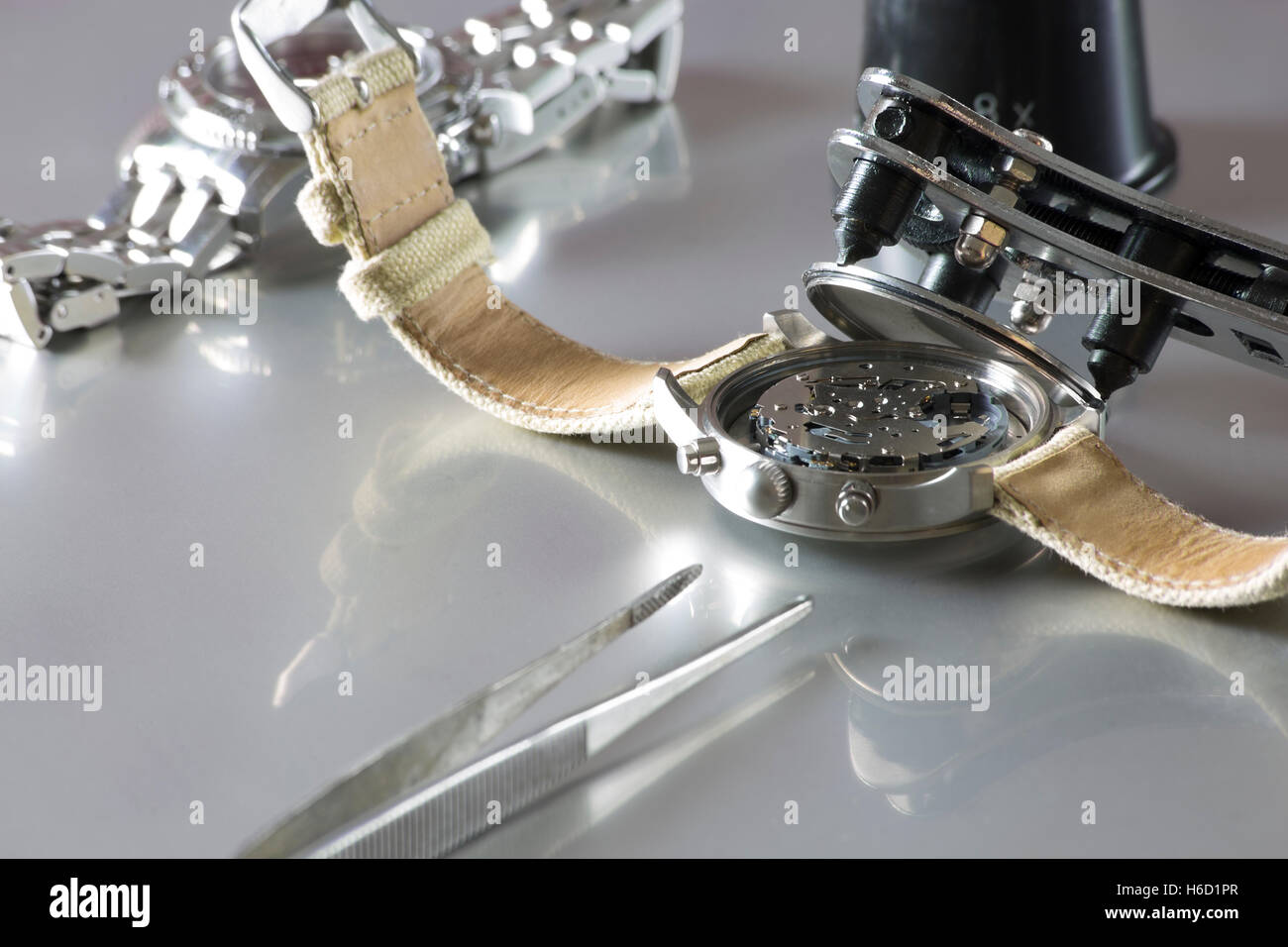 Remplacement de macro une pile de montre avec outils horloger Banque D'Images