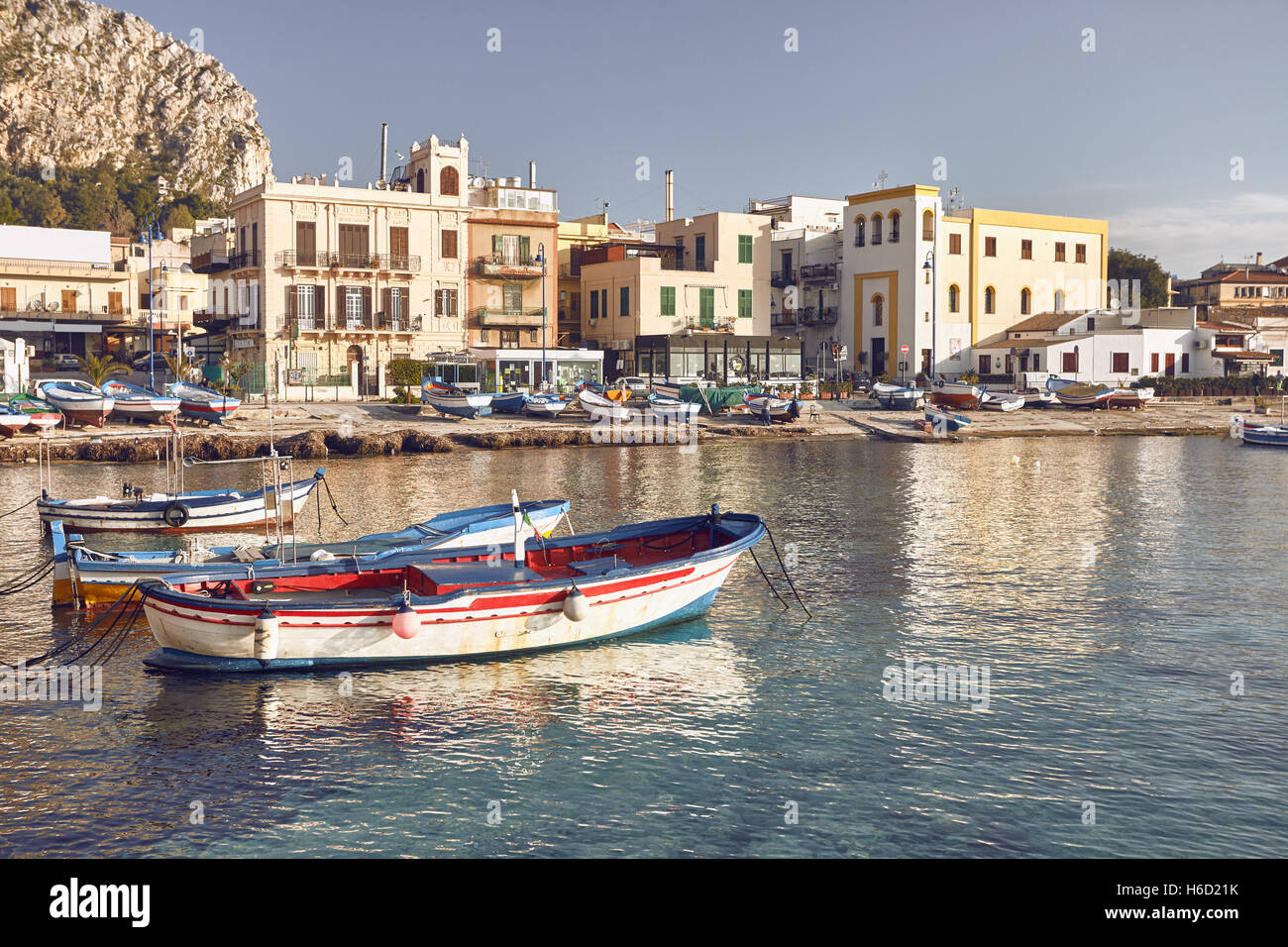 De l'embarcadère du village de Mondello avec quelques bateaux Banque D'Images