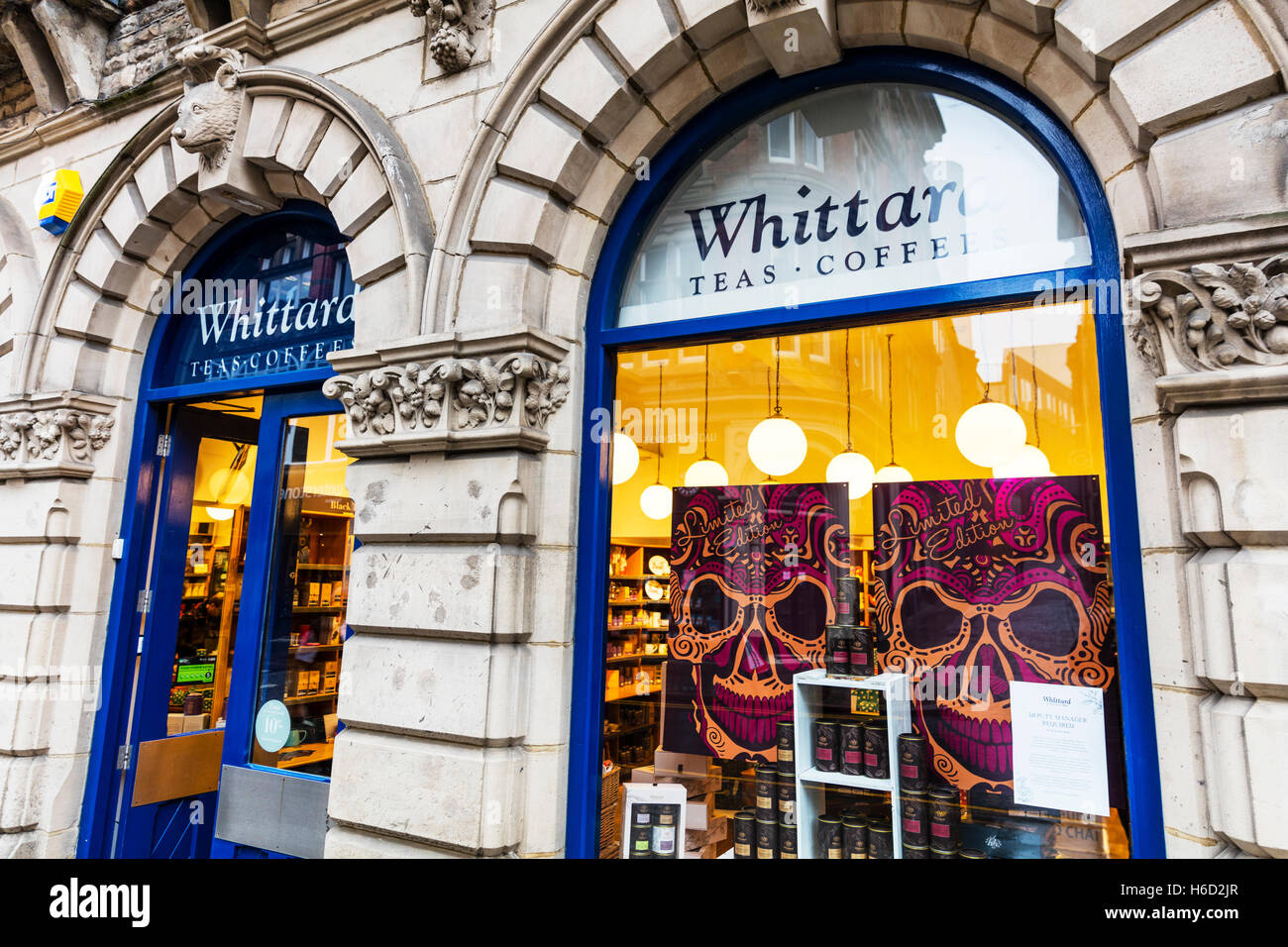 Café thé Whittard store extérieur signe avant de chaîne de magasins de la rue haute des thés d'affichage fenêtre enseignes UK Angleterre Banque D'Images