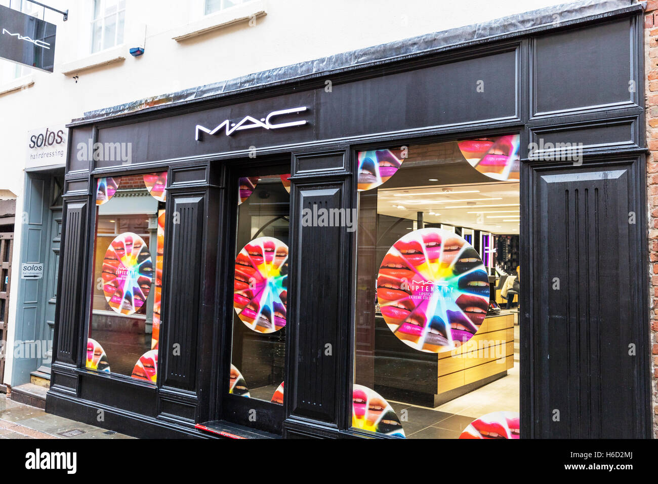 Maquillage cosmétiques MAC shop signe avant l'affichage de la fenêtre d'extérieur de bâtiment shop store signe UK Angleterre GO Banque D'Images