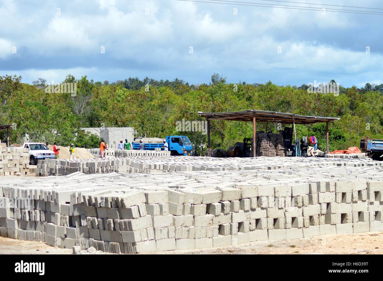 Usine parpaing sécher au soleil dans un village à Zanzibar Banque D'Images