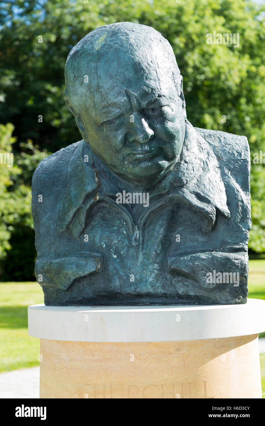 La Churchill Memorial Garden, Oscar Nemon / Buste statue en bronze de Sir Winston Churchilll. (83) Banque D'Images