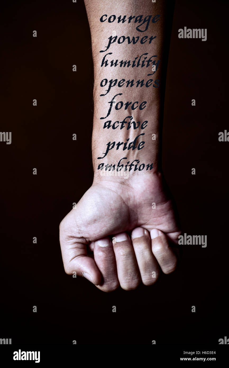 Libre d'un jeune homme de race blanche avec les mots courage, la puissance, l'humilité, l'ouverture, de travail, actif, la fierté et l'ambition, simulatin Banque D'Images