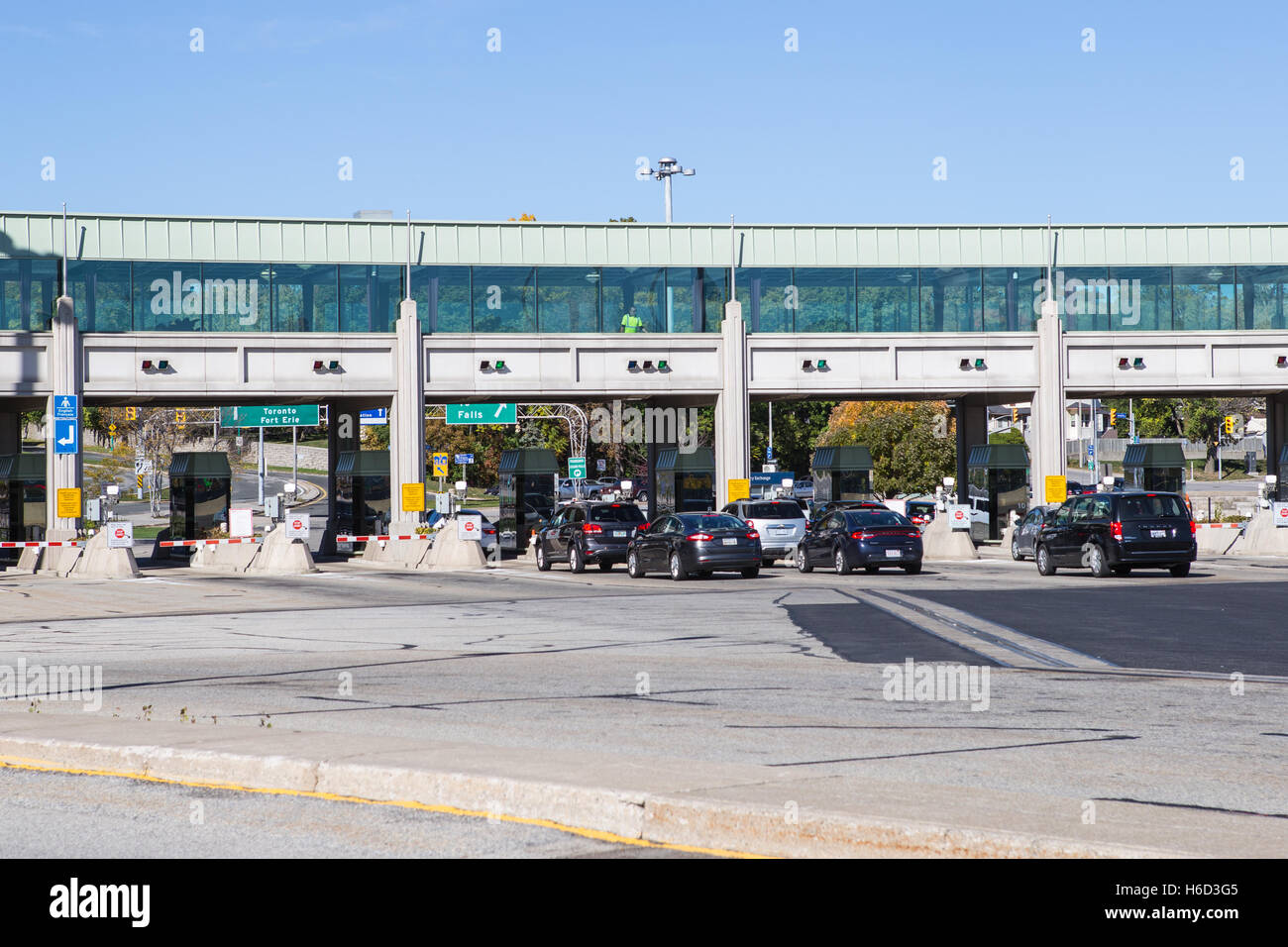 La circulation matinale lumière attend d'entrer au Canada en provenance des États-Unis au Pont Rainbow à Niagara Falls (Ontario). Banque D'Images