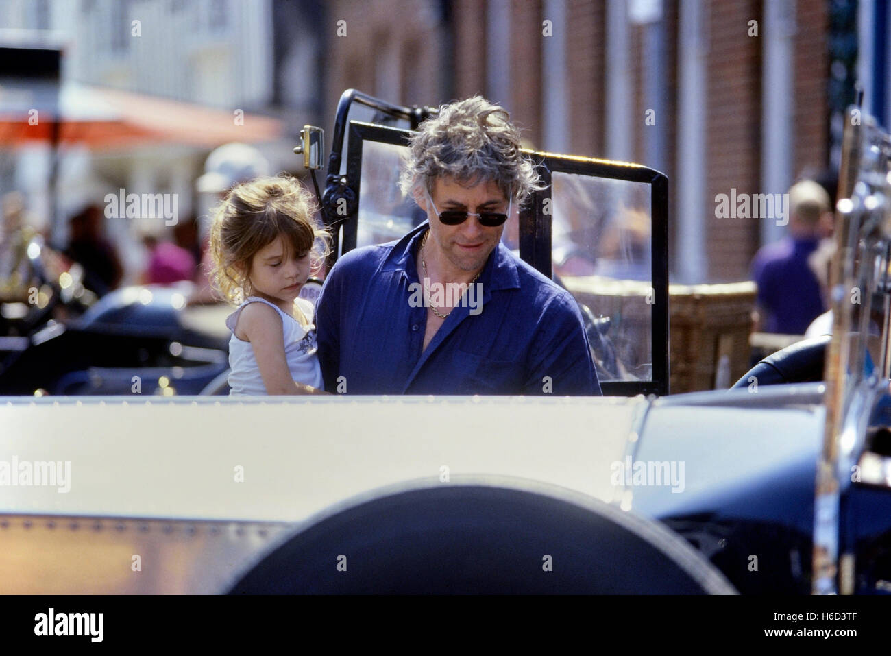 Sir Bob Geldof avec sa fille adoptive Tiger Lily Hutchence. Faversham. Kent. L'Angleterre. UK. 2001 Banque D'Images