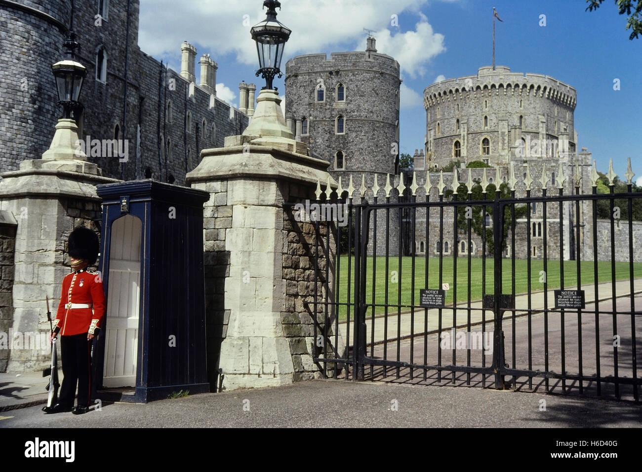 Garde royale sur un service de sentinelle avancée à la porte. Château de Windsor. Dans le Berkshire. L'Angleterre Banque D'Images