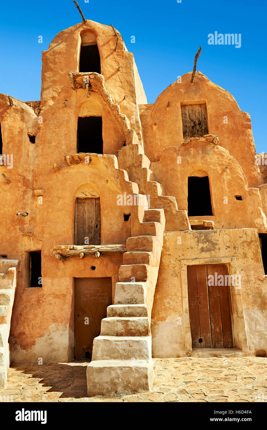 Ksar Ouled Soltane berbère, caves, grenier fortifié adobe ou ghorfas, nord du Sahara dans le district de Tataouine, Tunisie Banque D'Images