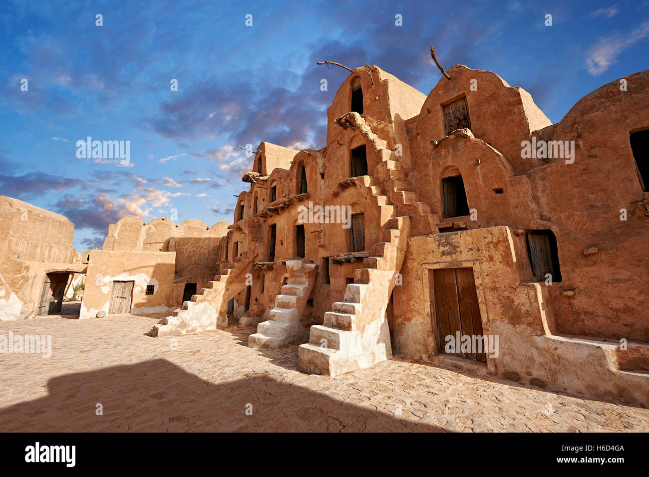 Ksar Ouled Soltane berbère, caves, grenier fortifié adobe ou ghorfas, nord du Sahara dans le district de Tataouine, Tunisie Banque D'Images