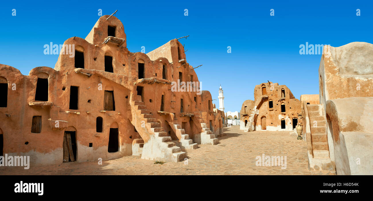 Ksar Ouled Soltane berbère, caves, grenier fortifié adobe ou ghorfas, nord du Sahara dans le district de Tataouine, Tunisie Banque D'Images