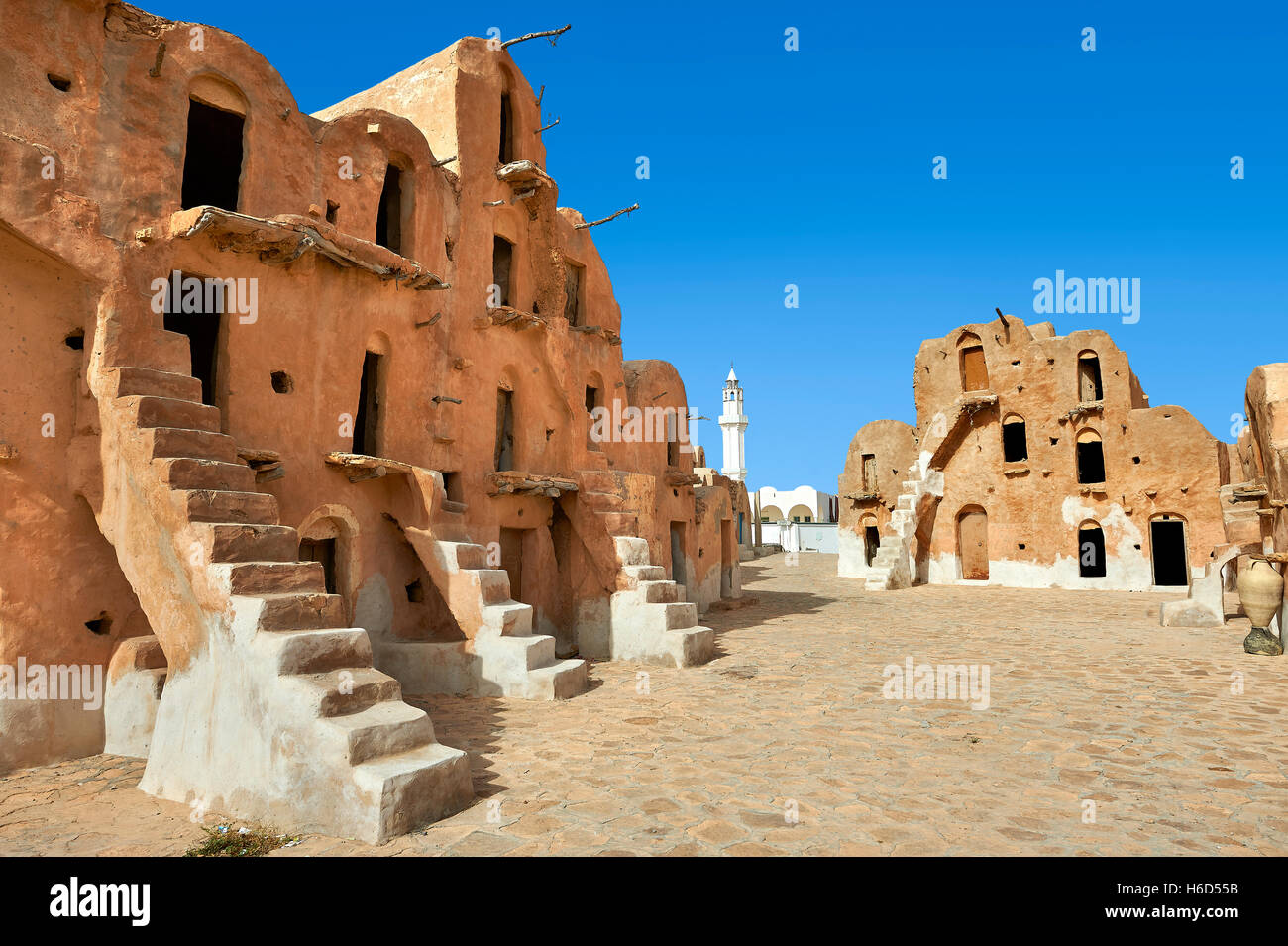 Ksar Ouled Soltane berbère, caves, grenier fortifié adobe ou ghorfas, nord du Sahara dans le district de Tataouine, Tunisie Banque D'Images