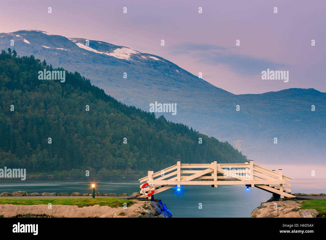 Lever du soleil à Loen dans la province de Sogn og Fjordane, Norvège Banque D'Images