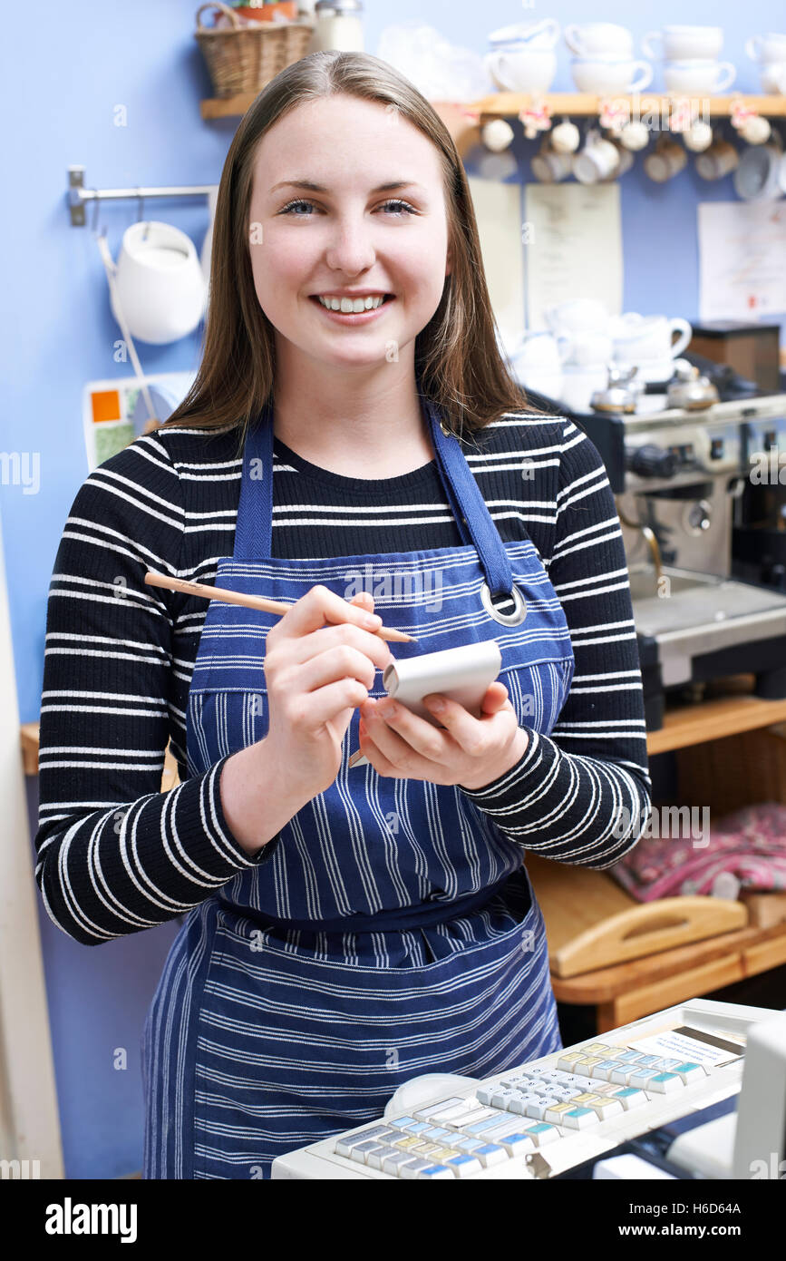 Serveuse dans un café prendre une commande client Banque D'Images