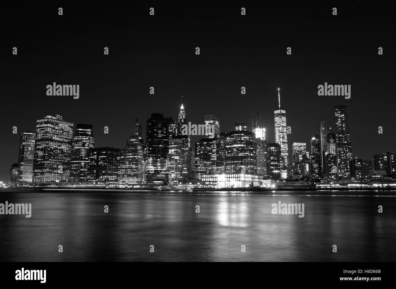 Une vue de nuit de Manhattan à travers l'East River de Brooklyn, NY, États-Unis. Dans B & W. Banque D'Images