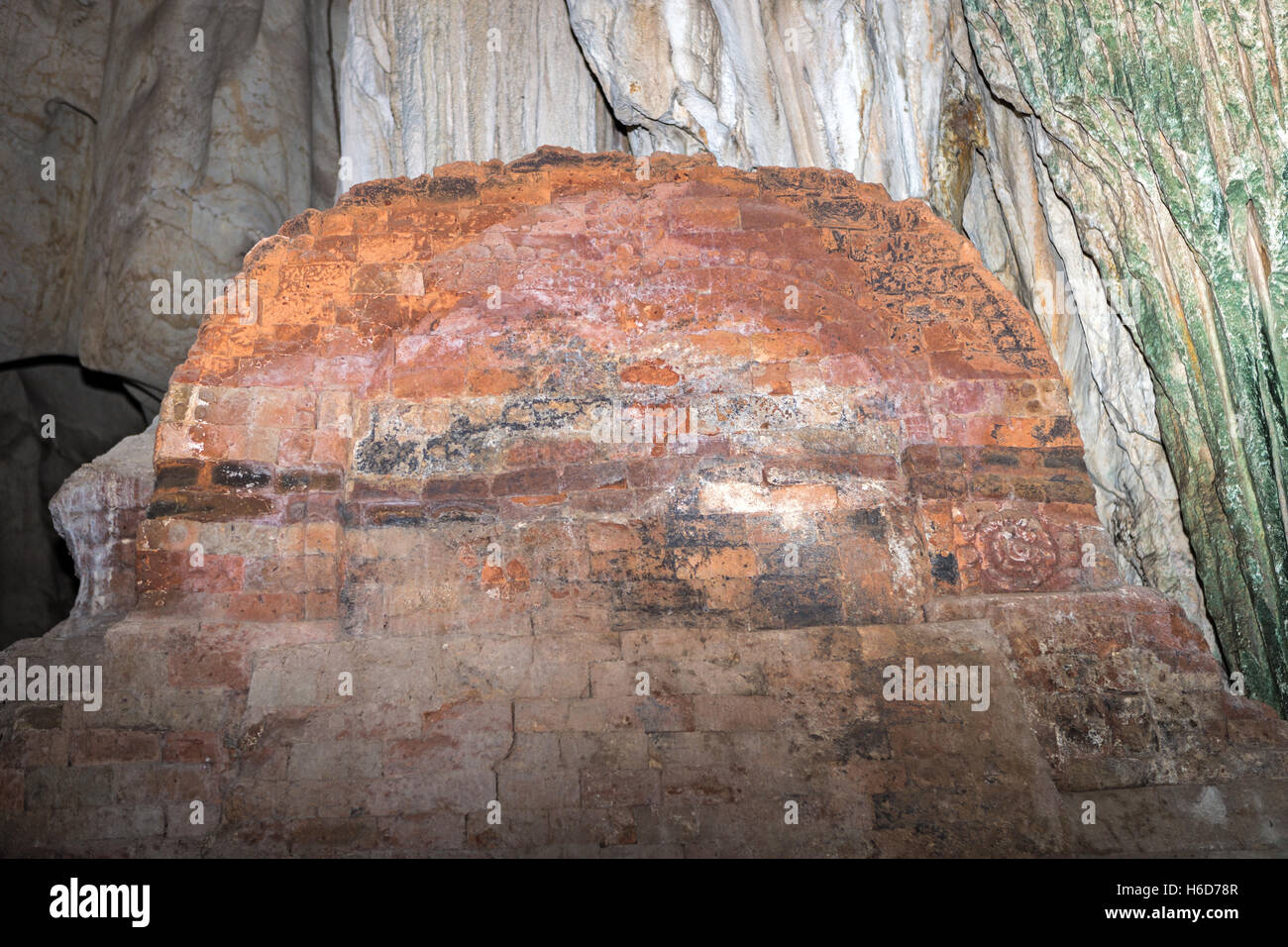 Structure en brique, VIIe siècle, intérieur, Phnom Chhnork, temple de la grotte hindoue, province de Kampot, Cambodge Banque D'Images