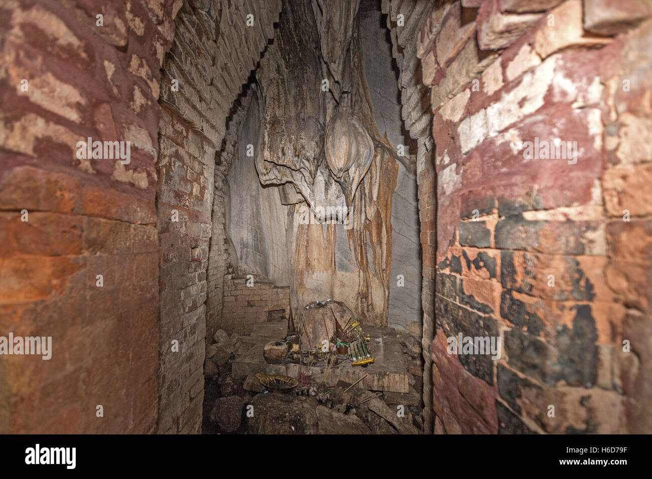 Structure en brique, VIIe siècle, intérieur, Phnom Chhnork, temple de la grotte hindoue, province de Kampot, Cambodge Banque D'Images