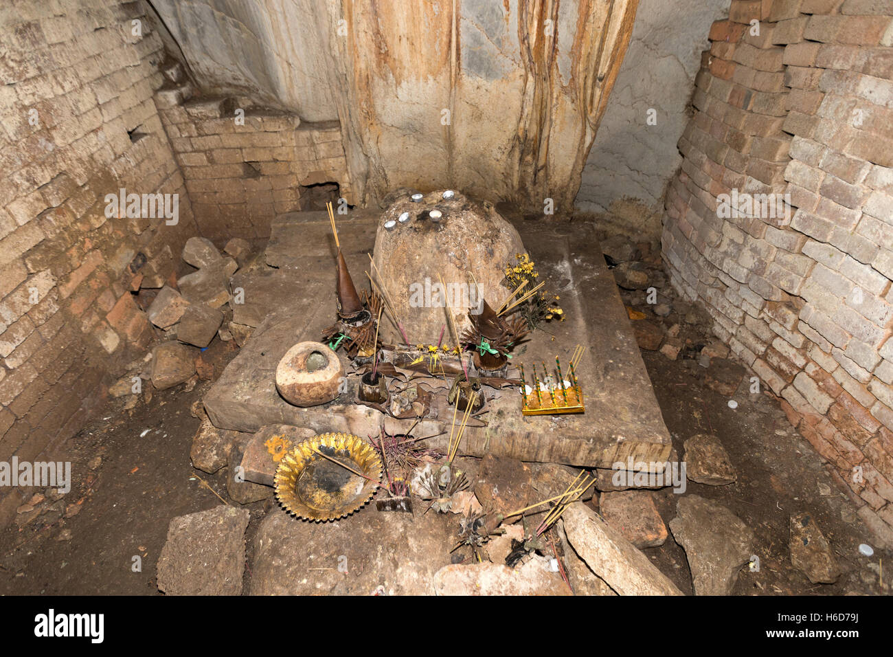 Structure en brique, VIIe siècle, intérieur, Phnom Chhnork, temple de la grotte hindoue, province de Kampot, Cambodge Banque D'Images