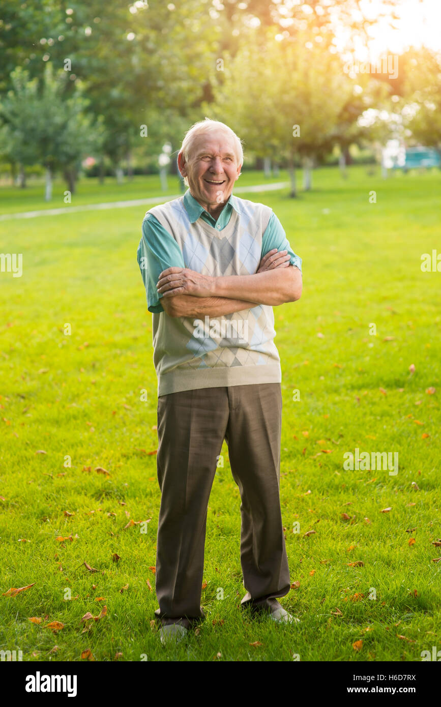 Homme avec bras croisés en riant. Banque D'Images