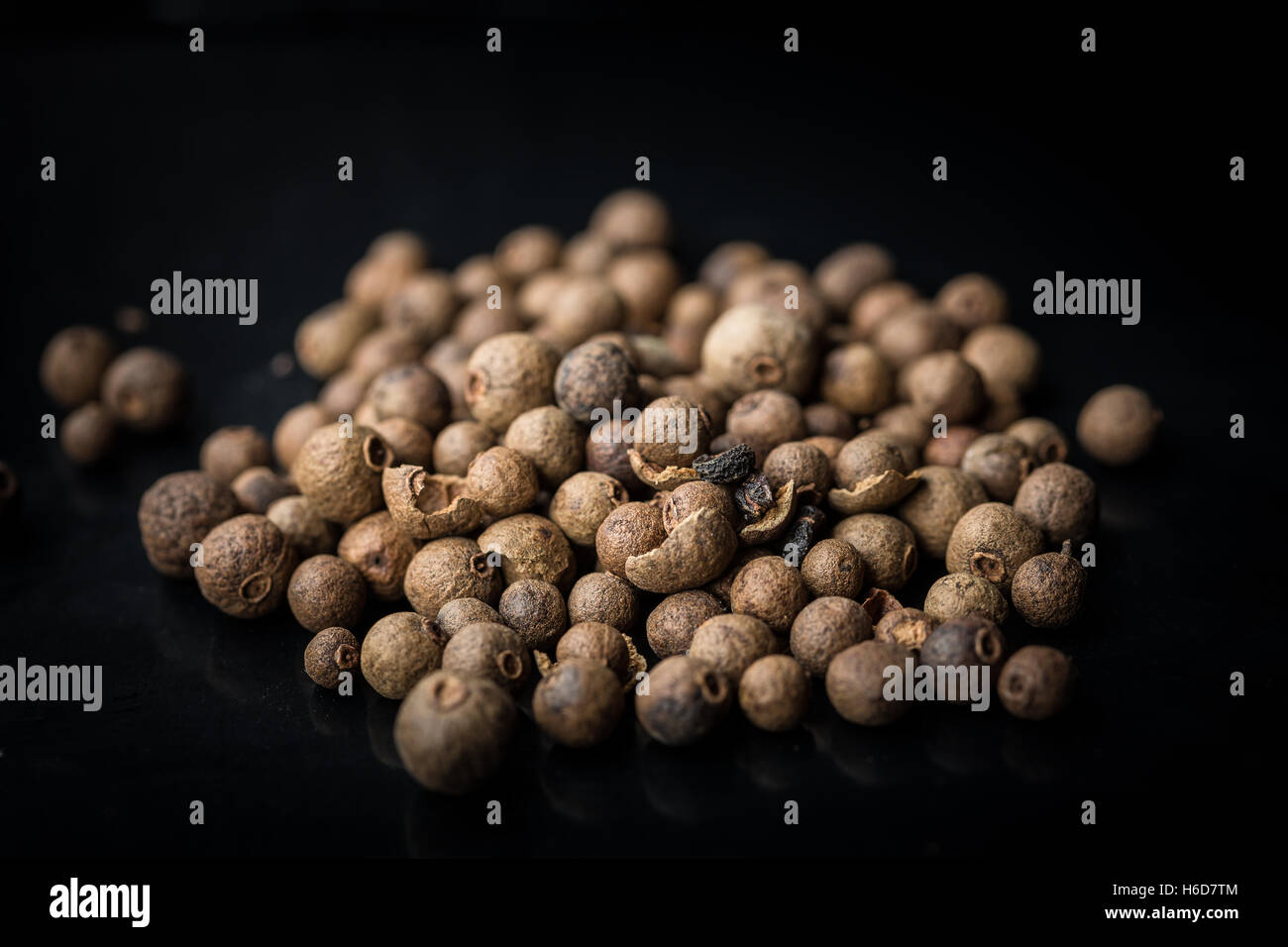 Pimento fruits rouges sur fond noir Banque D'Images