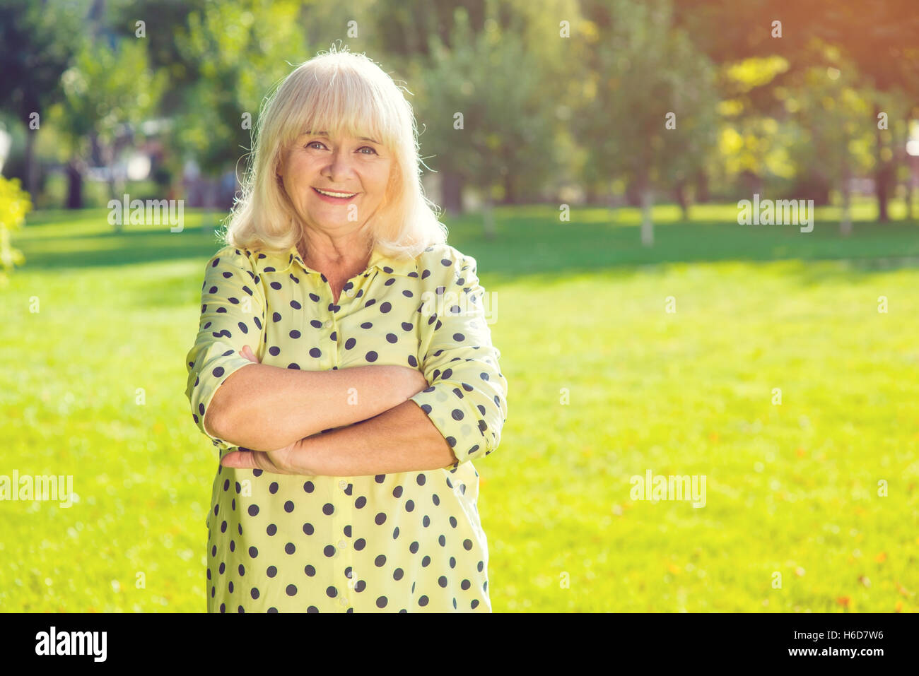 Hauts femme avec bras croisés. Banque D'Images