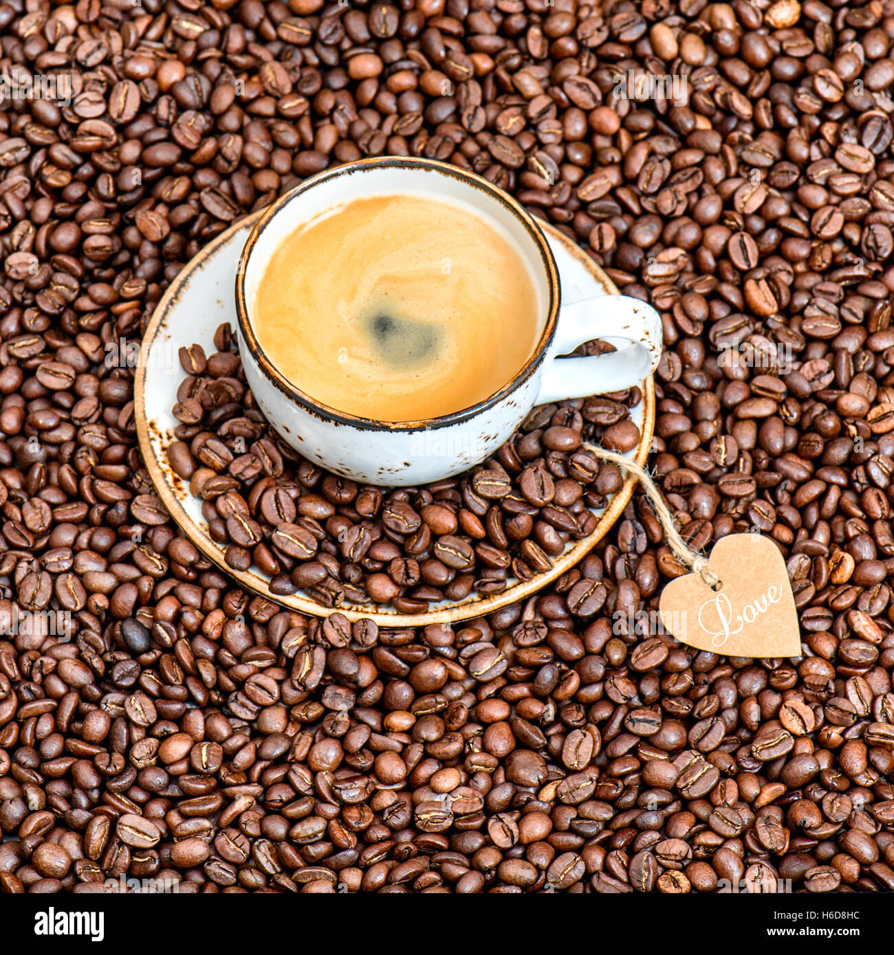Tasse de café avec des grains de café et papier. Concept d'amour Banque D'Images