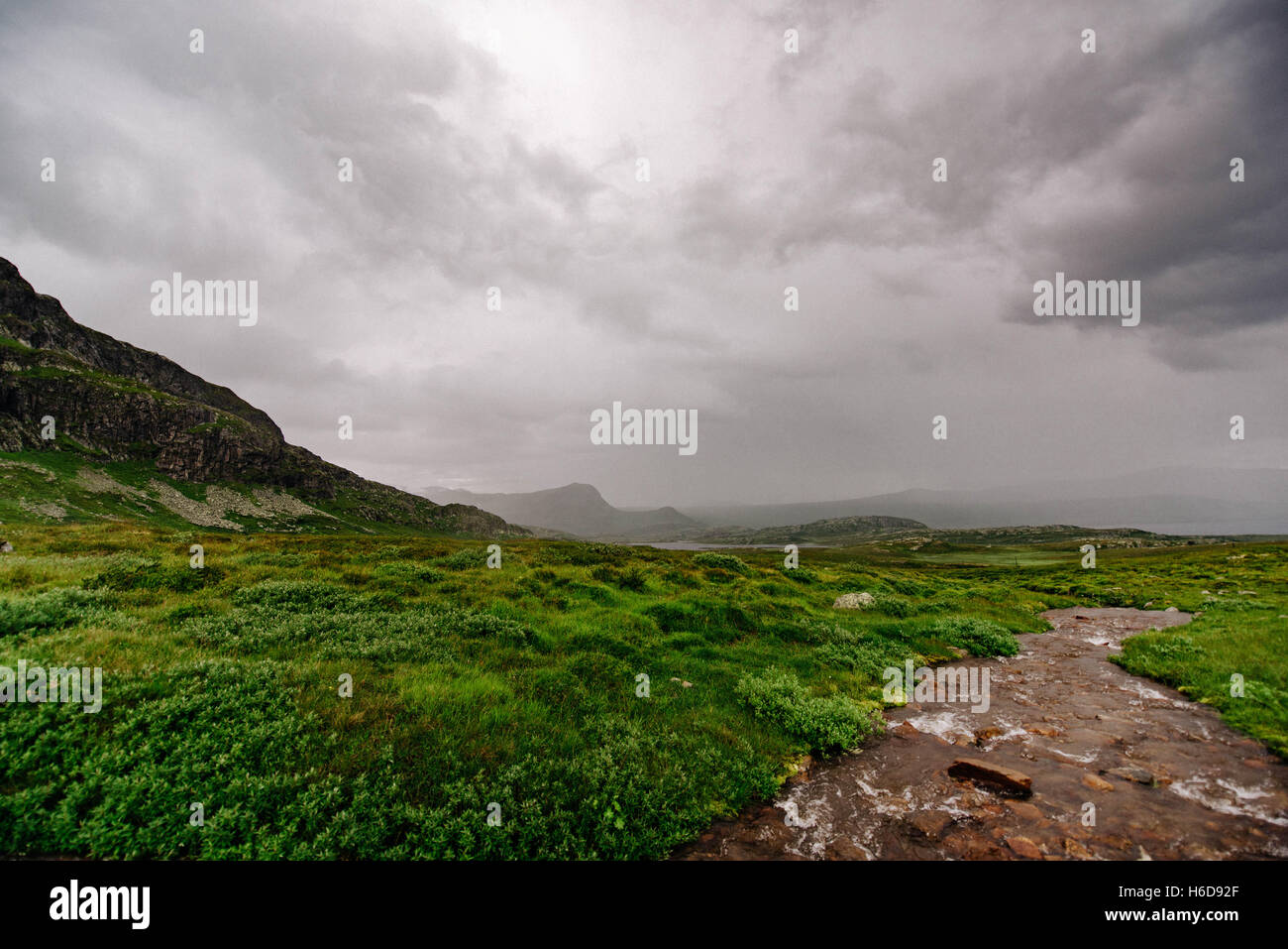 Le parc national de Jotunheimen de Norvège espace ouvert avec vue sur les nuages de pluie. Banque D'Images